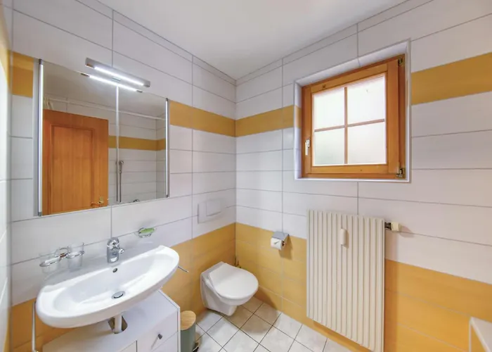 Centrally Located With Great Views And Terrace Lejlighed